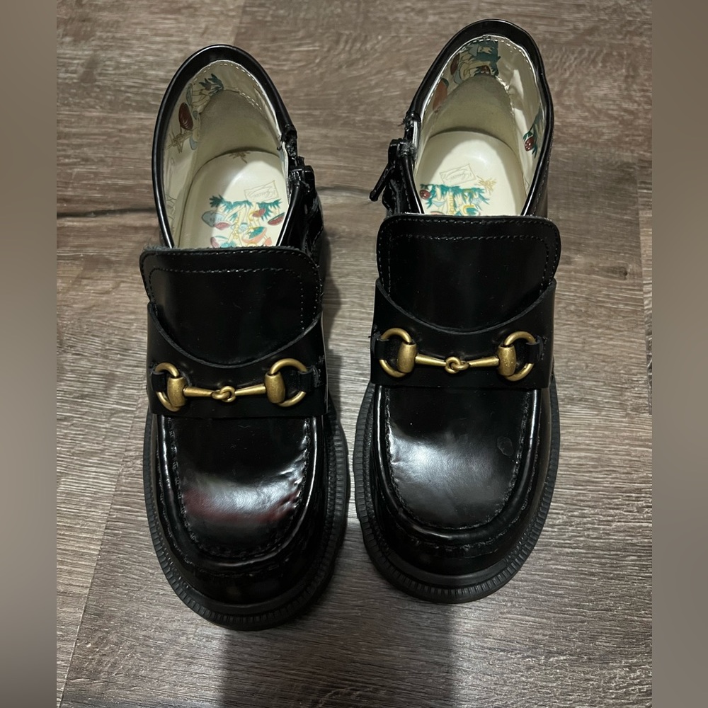 Gucci kids girl shoes . Size 29, almost new. Worn just two times